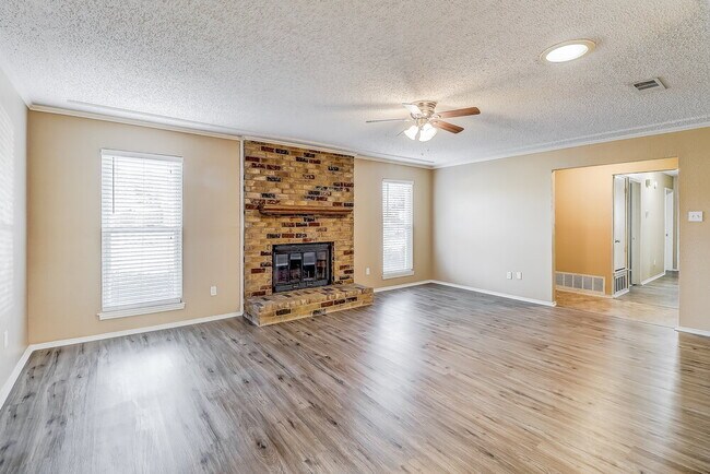 Foto del edificio - 1350 Greenbriar Ln