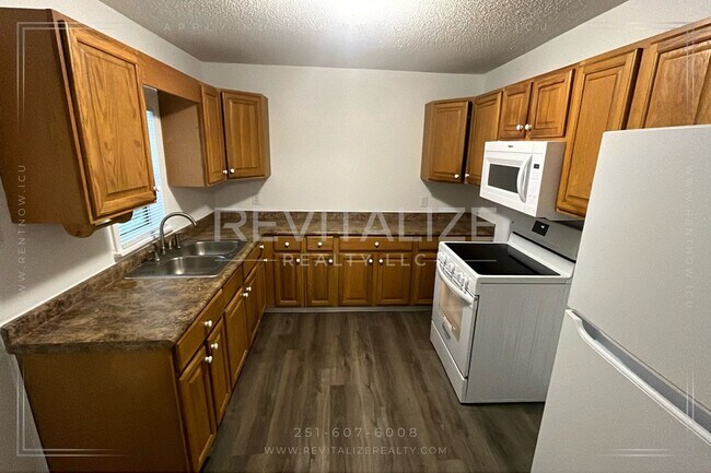Building Photo - Beautiful Renovated 4 Bedroom/1 Bathroom H...