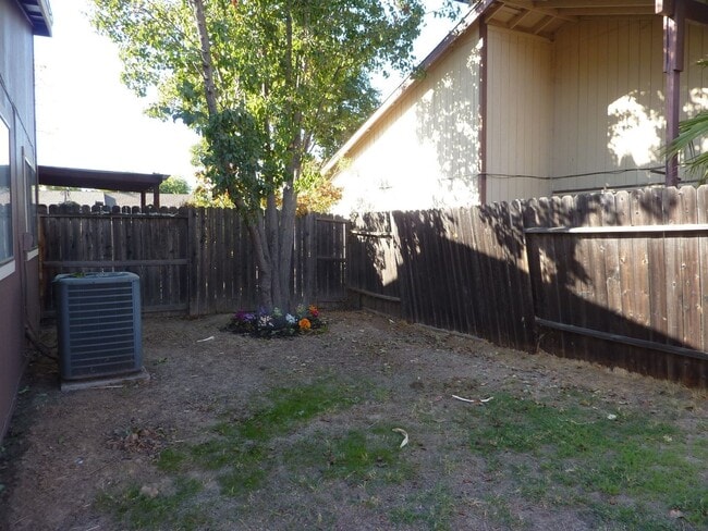 Building Photo - 2 Bedroom Duplex for Rent with Garage