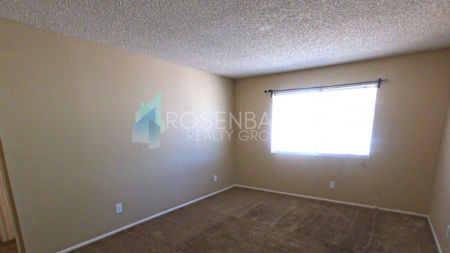 Foto del edificio - Beautiful upstairs 4 plex apt! Private pat...