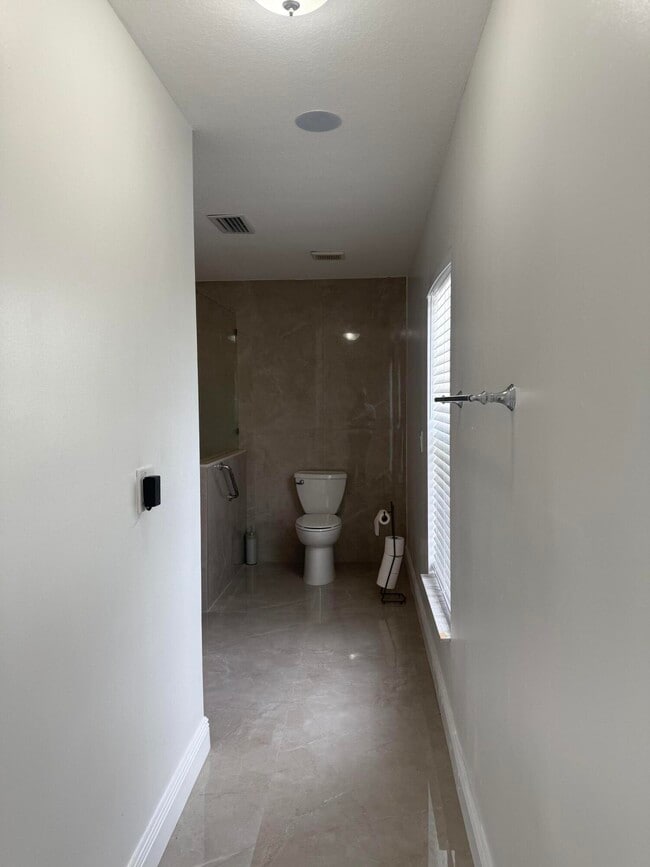 Building Photo - 592 SW Tarra Ave