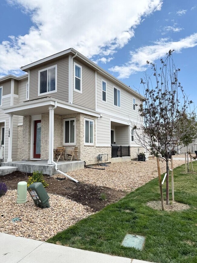 Building Photo - Modern 3BR Townhouse in Aurora