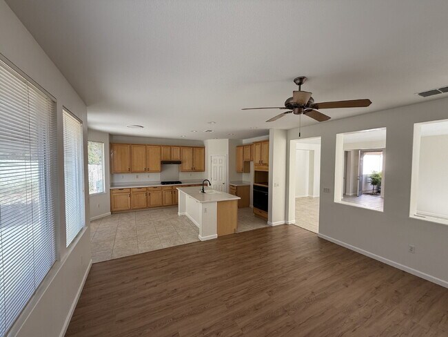 Foto del edificio - Stunning Spacious Single Story Home You Should Want to Call Home!
