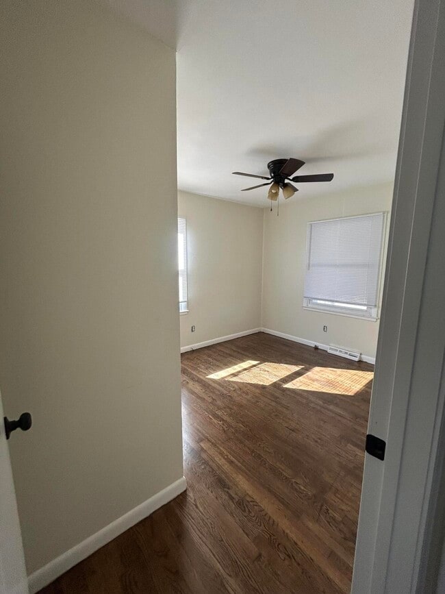 Building Photo - 2209 Jasmine Dr