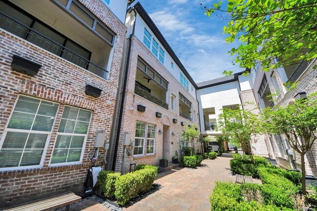 Foto del edificio - 6072 Kansas St