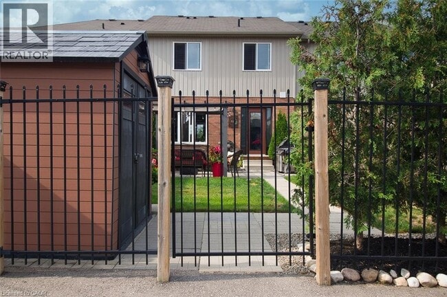 Building Photo - 511 Victoria Rd N