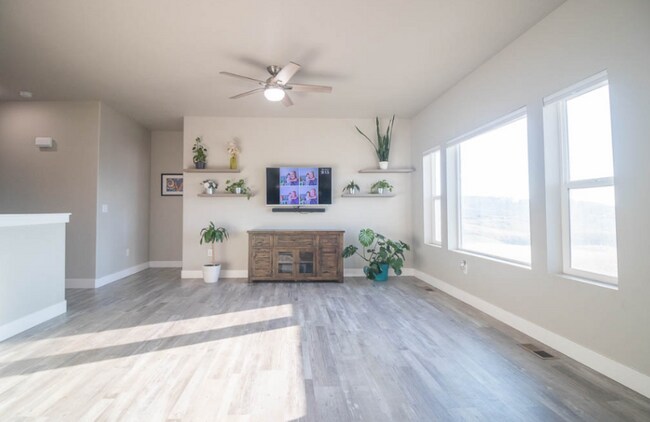 Building Photo - 8652 N Pine Valley Alley
