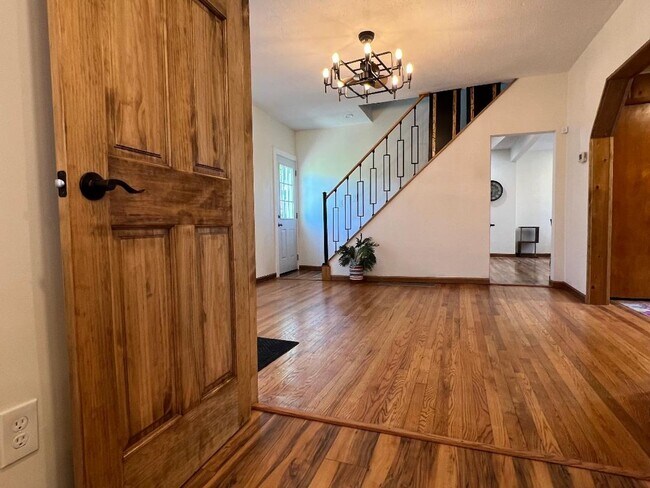 Foto del edificio - Detroid Shoreway Renovated  4 Bedroom, 2 Bath House with Detached Garage