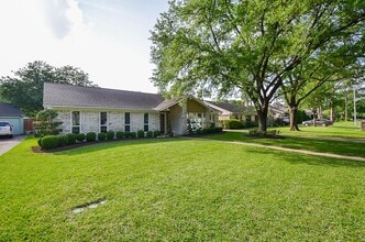 Building Photo - 2815 Manila Ln