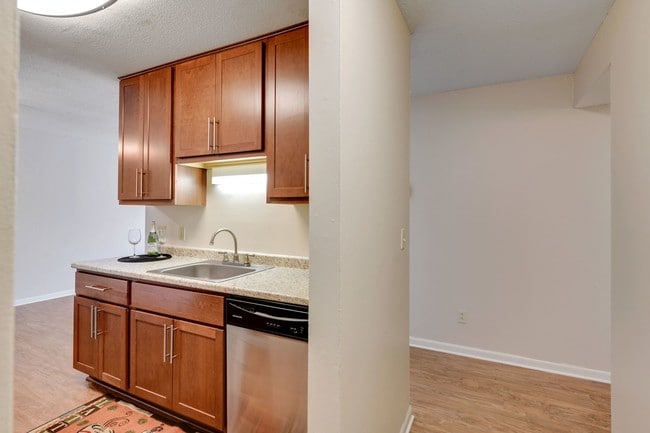 Foto del edificio - Manor Royal Apartments