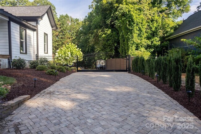 Foto del edificio - 311 S Academy St