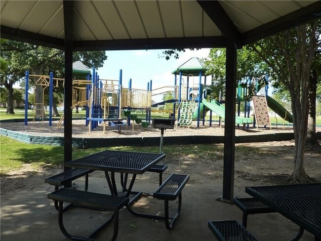 Building Photo - 10013 Lakeview Dr