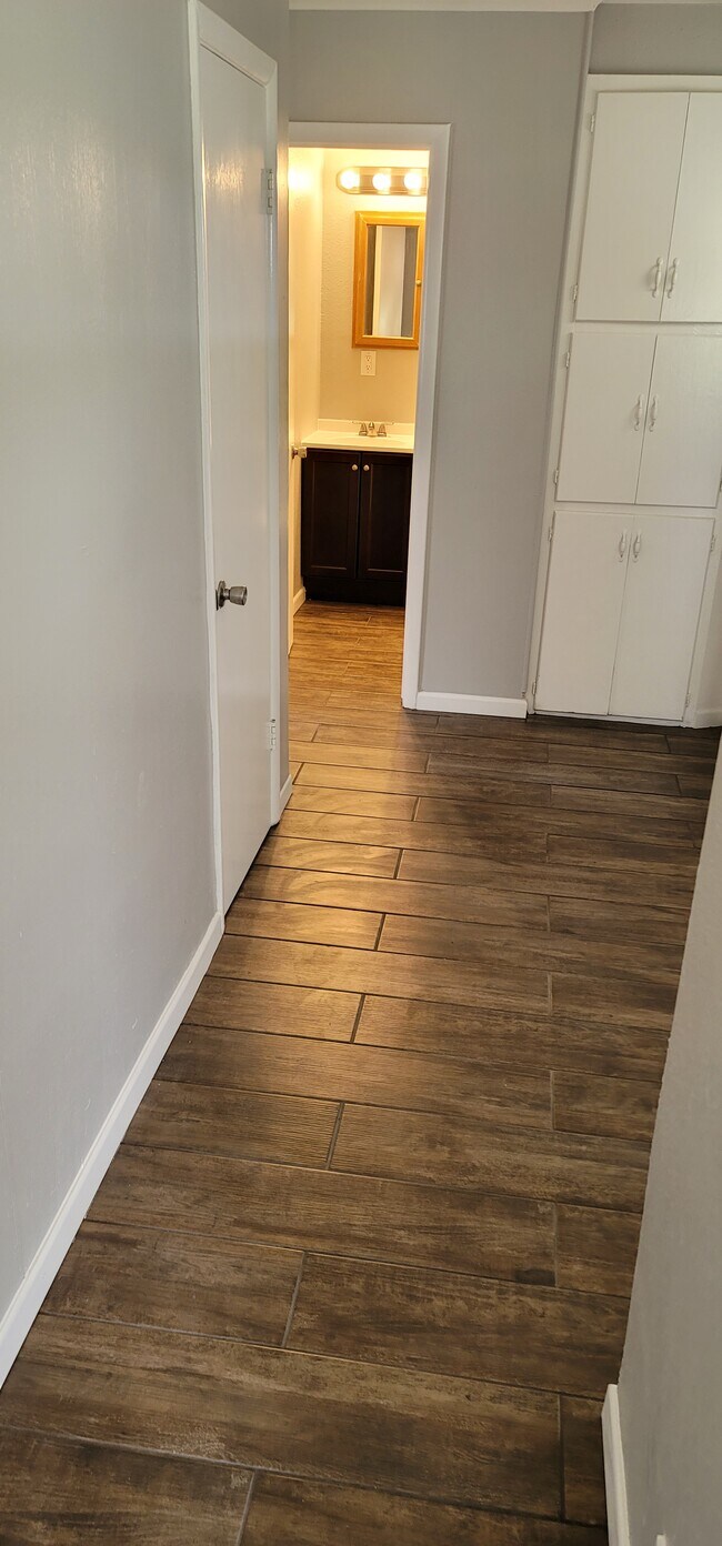 Building Photo - 712 W Rebecca Ave