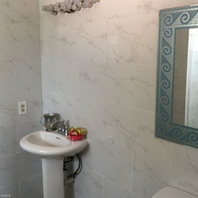 Foto del edificio - 8044 Twin Lake Dr