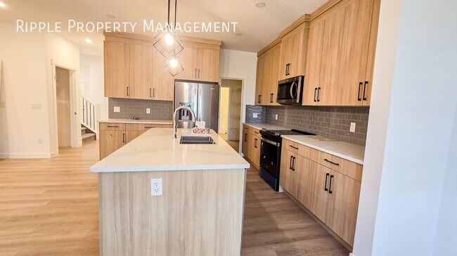 Photo du bâtiment - Modern 4 Beds, 3 Baths Duplex | No Pets Al...
