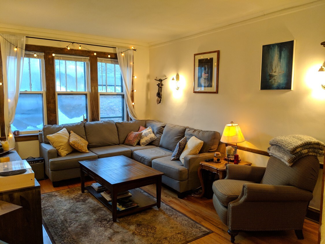 Spacious sunlight living room - 3215 W Belle Plaine Ave