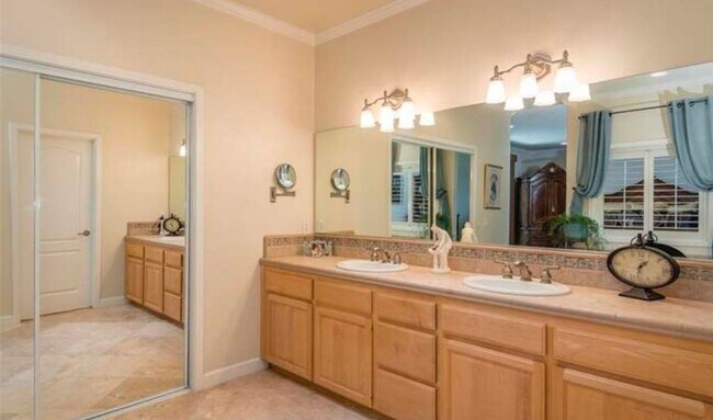 Foto del edificio - Very large, 4 bedroom 2.5 bath home