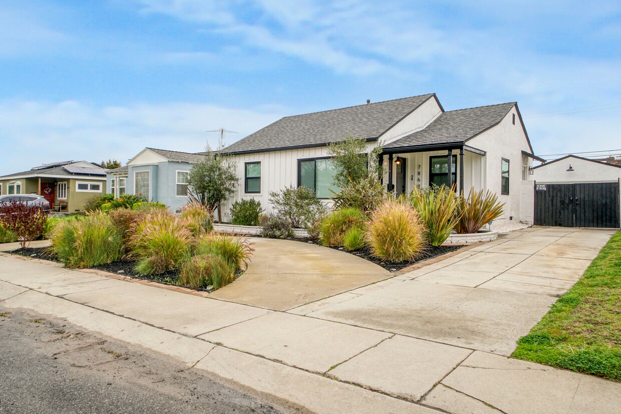 Primary Photo - 7868 Naylor Ave