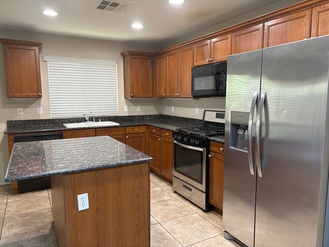 Building Photo - Beautiful 4 Bedroom Home in Mountains Edge!