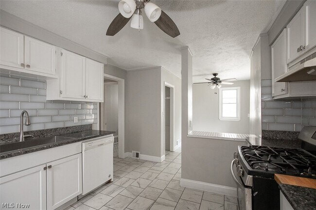 Foto del edificio - 3635 W 46th St