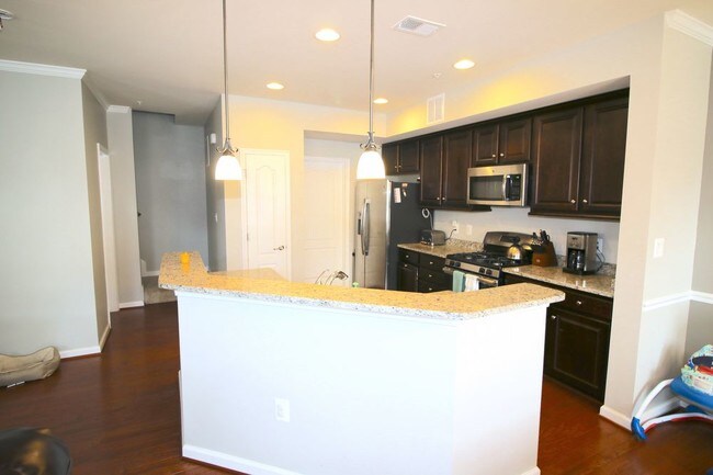 Building Photo - Stunning TH in Dane Ridge