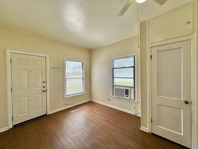 Building Photo - 607 Sutton Dr