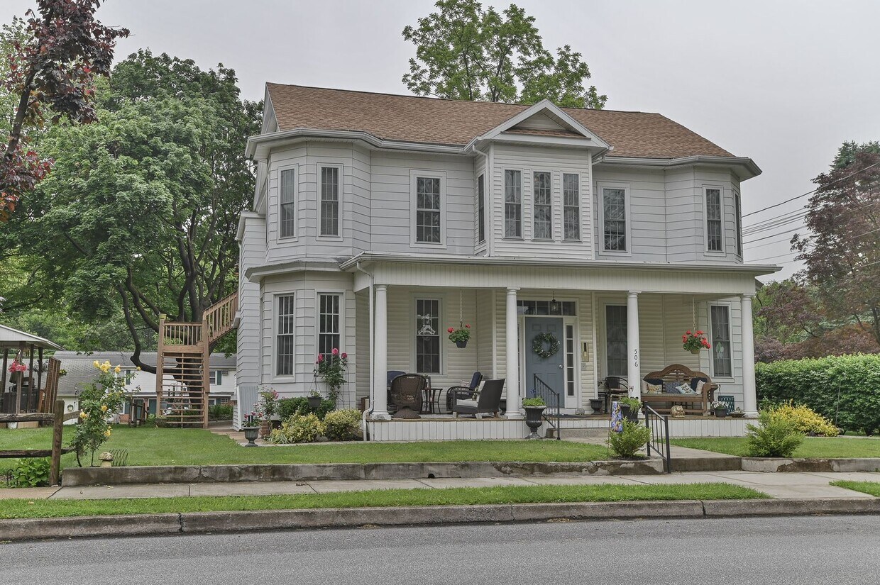 Primary Photo - 506 W Main St