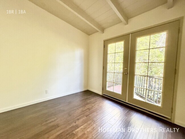 Building Photo - 1820 N La Brea Ave