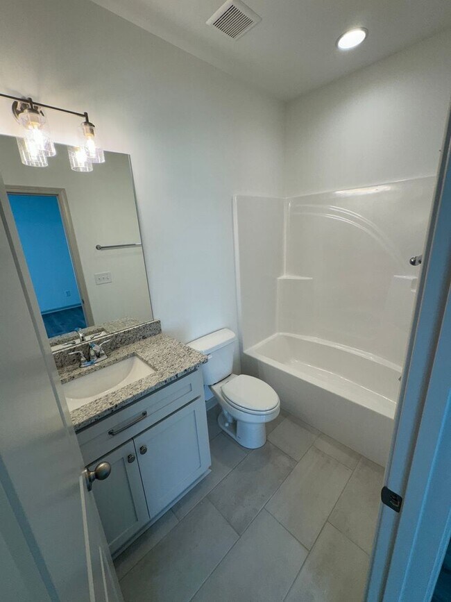 Foto del edificio - Great home available in July!!