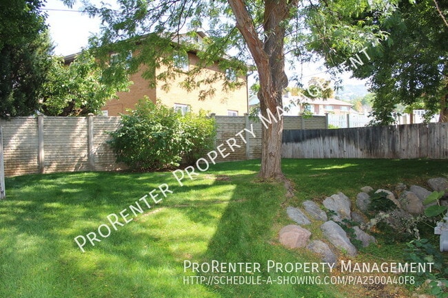 Building Photo - Spacious 2 Bed, 2 Bath Bountiful Townhome