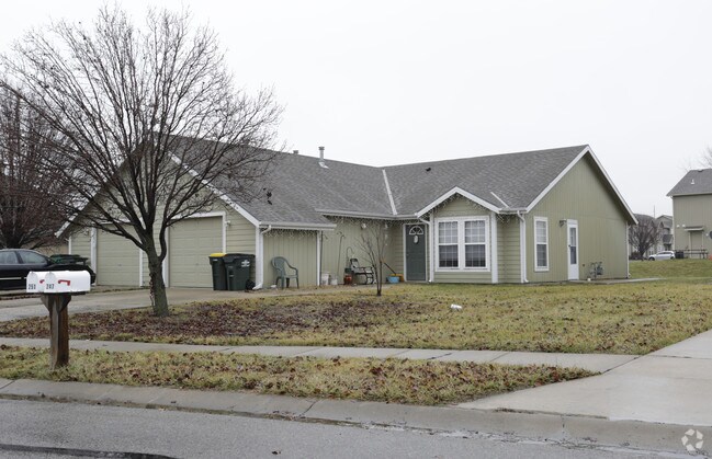 Building Photo - Lincoln Townhomes and Duplexes