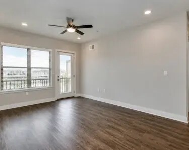 Foto del edificio - 1305 E Jefferson Blvd