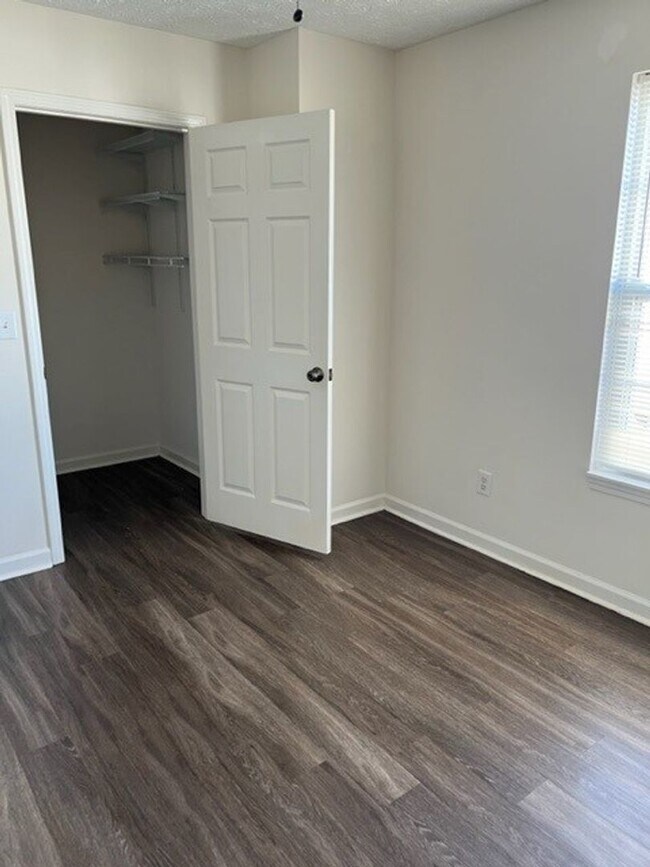 Foto del edificio - Spacious 2-Bedroom Townhouse with Garage