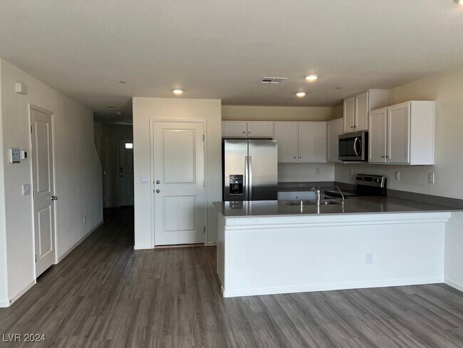 Building Photo - 10922 Rollingford Ave