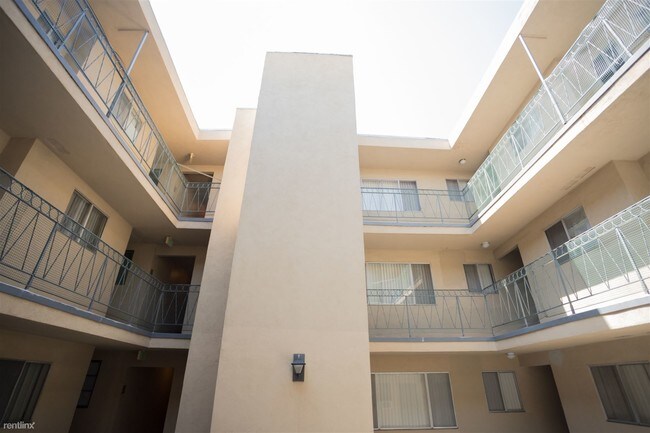 Foto del edificio - 7705 Hampton Ave