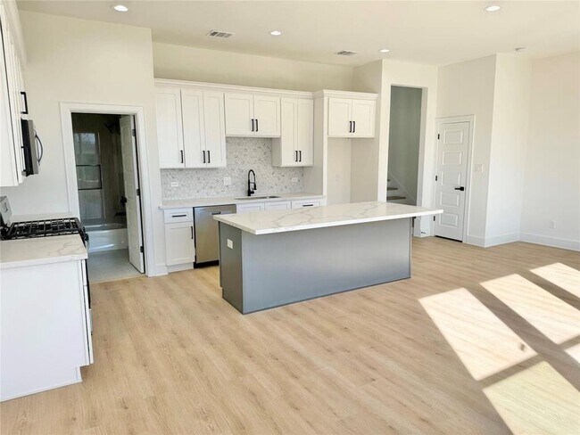 Foto del edificio - 4631 Balkin St