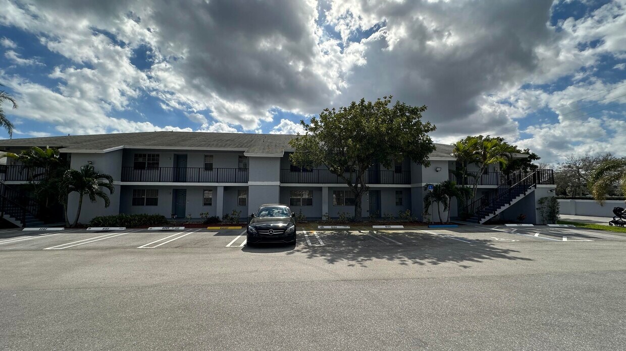 Primary Photo - 905 Southridge Rd
