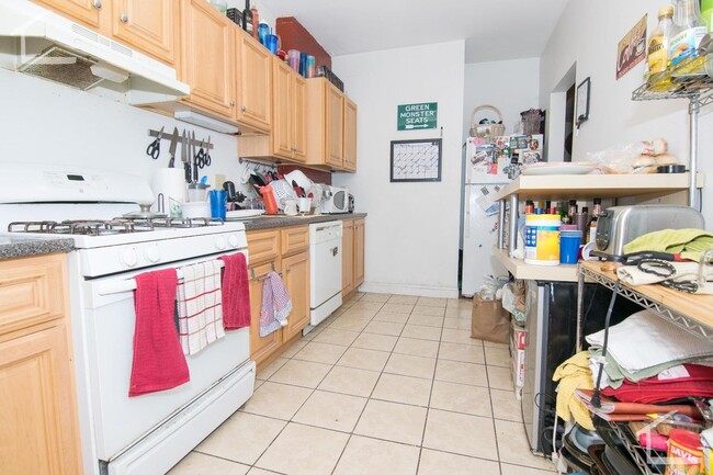 Building Photo - $500 Rebate upon closing!  Spacious Apt on...