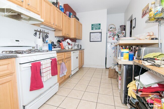 Building Photo - $500 Rebate upon closing!  Spacious Apt on Brookline Border w Gas, Ht & HW ALL Included!  Near B ...