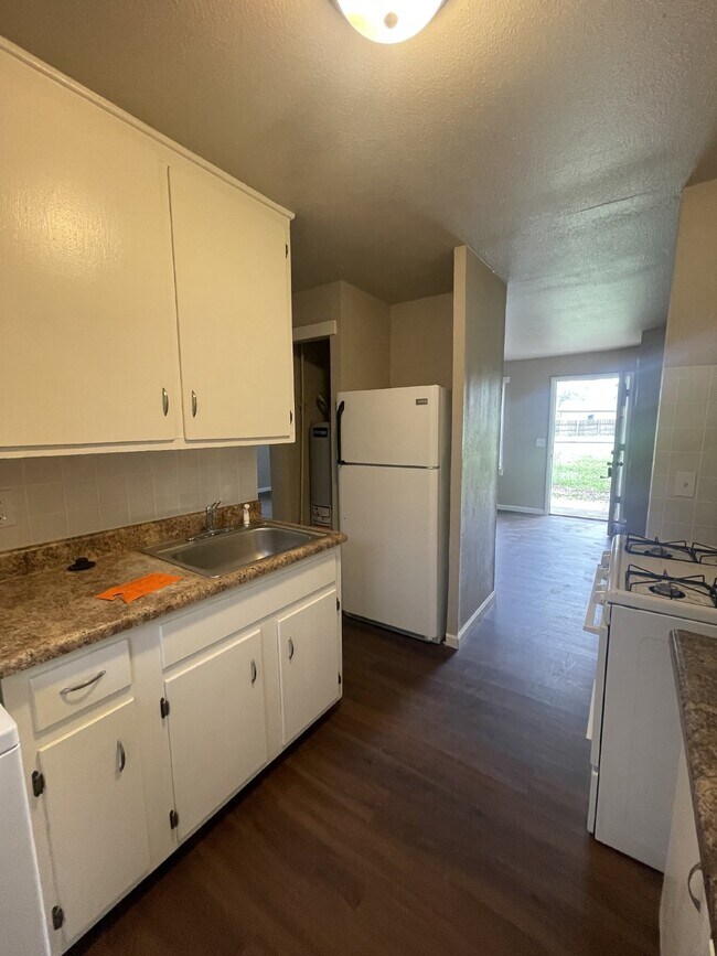 Building Photo - NO APPLICATION FEE! Pay Deposit only to mo...