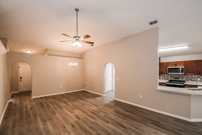 Foto del edificio - 7463 Lawn Tennis Ln