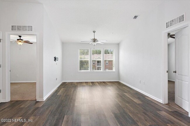 Building Photo - 213 Larkin Pl