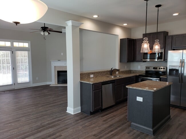 Woodland Springs Townhomes | Entertaining Kitchens w/ Stainless Steel Appliances - Woodland Springs Townhomes I Luxury Townhomes Located in Gray, GA