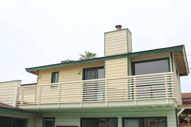 Studio - 2487 Newcastle Ave