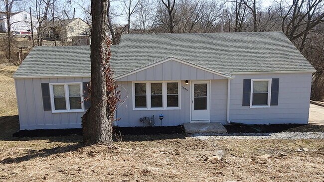 Foto del edificio - Cozy 3 bedrooms and 2 full baths home located on Holt Lane in Kansas City, KS