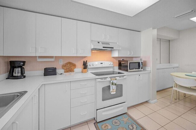 Building Photo - 6085 Bahia Del Mar Cir N