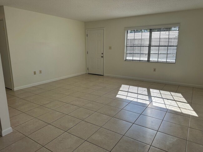 Foto del edificio - 706 Les St TP