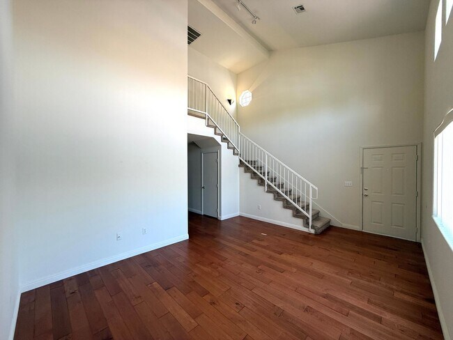 Foto del edificio - Beautiful 2-story townhouse located in a s...