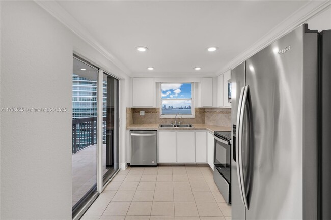 Building Photo - 2333 Brickell Ave