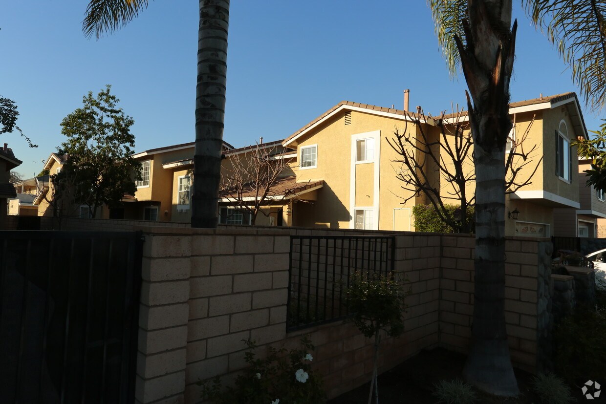 Building Photo - 221 S Flower Ave